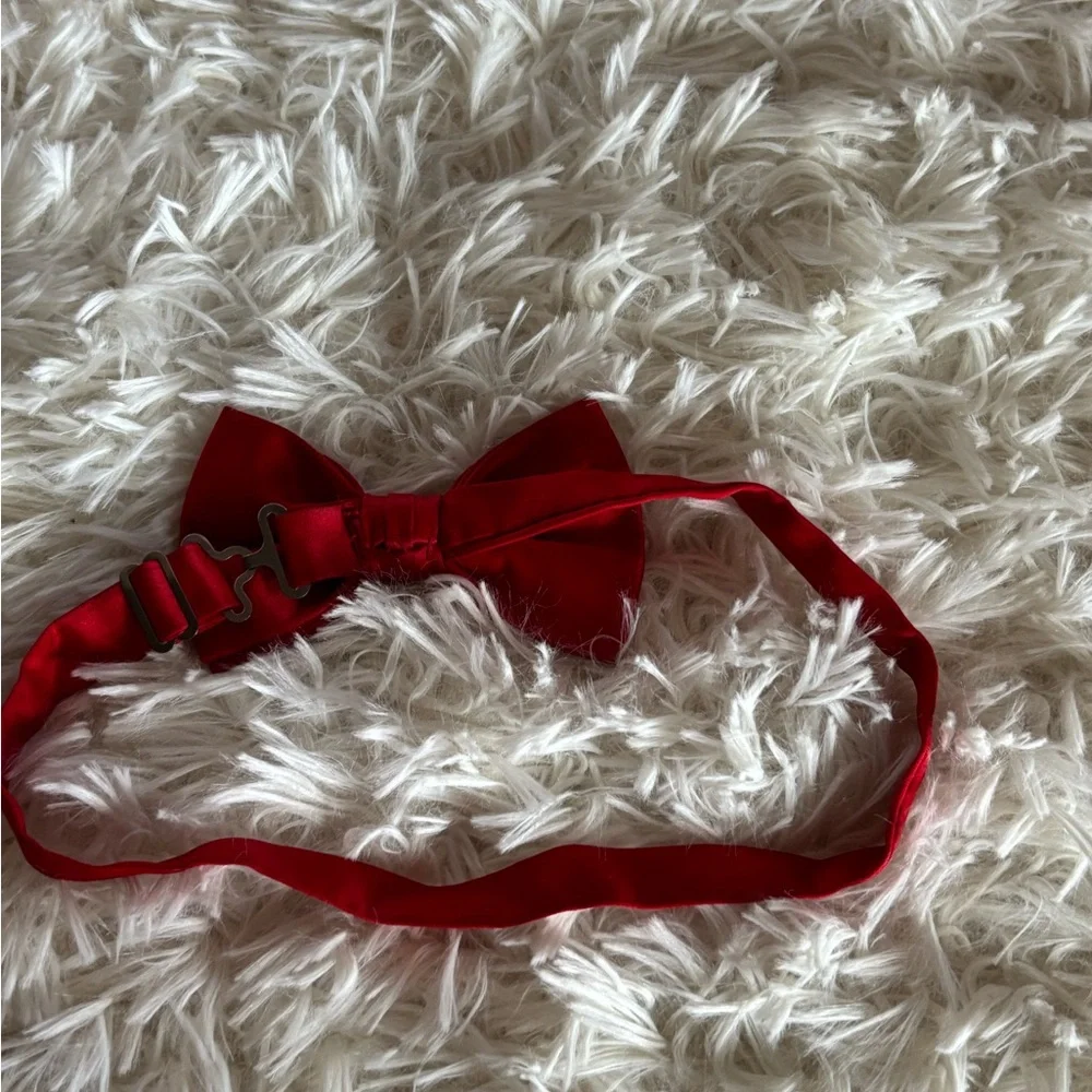 Bright red satin adjustable bow tie